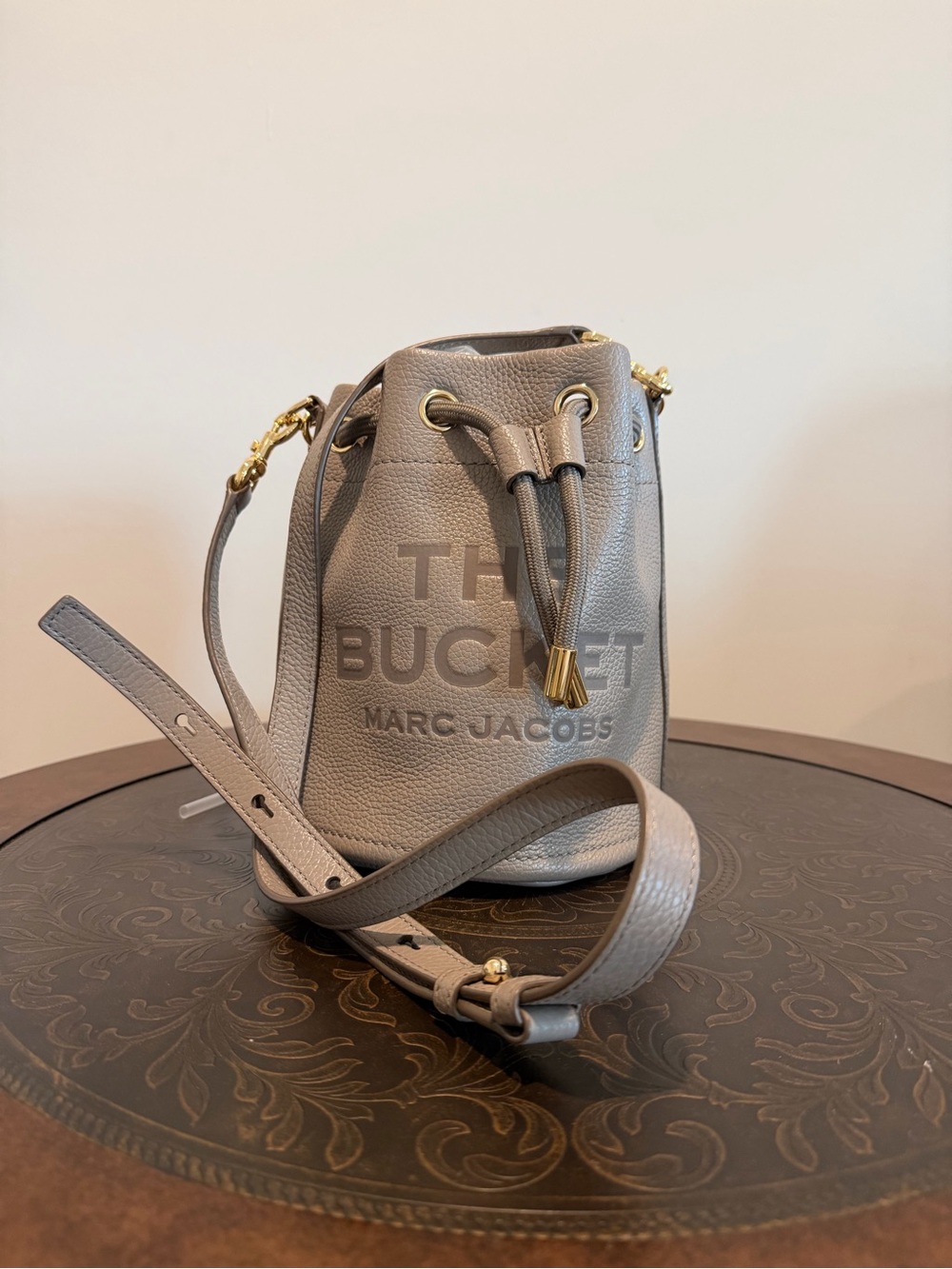 Marc Jacobs The Leather Bucket Bag Cement Crossbody